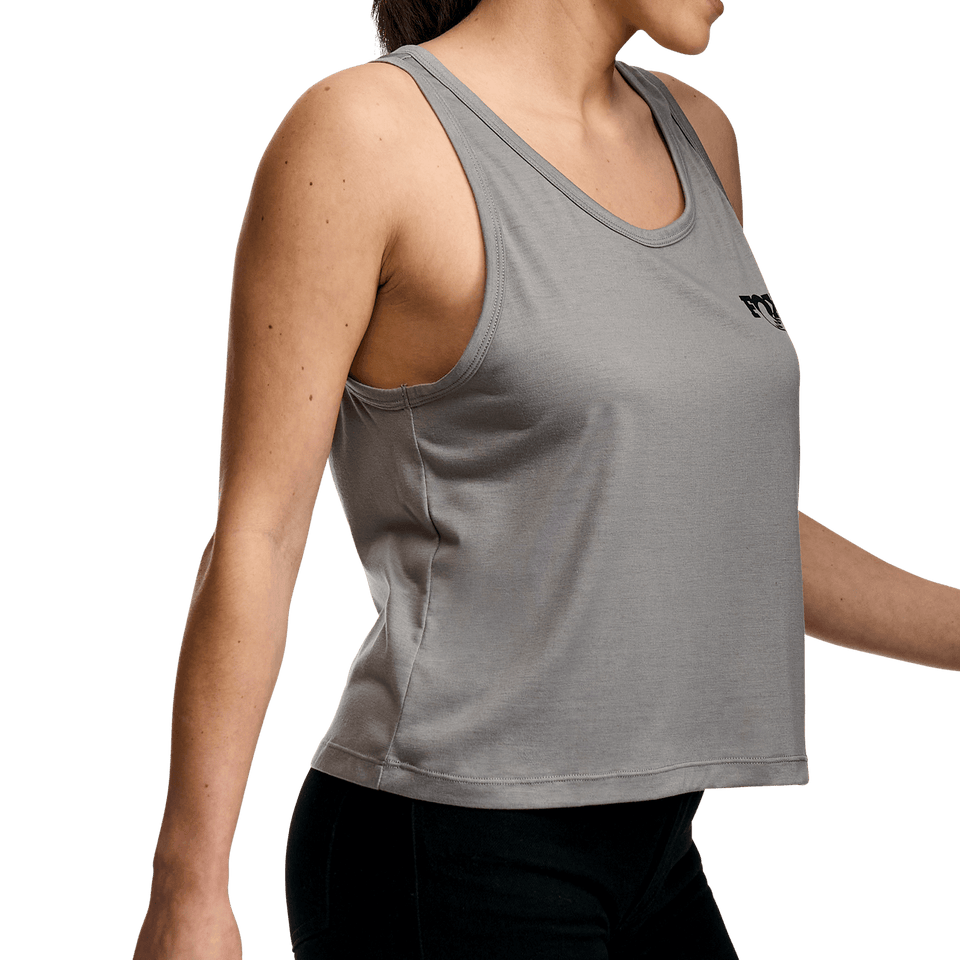 https://serenity-foxfactory.asset.akeneo.cloud/fox_asset_family/media/SSG_Apparel_triumph_tank_grey_womens_rotation_1_pdp_3x.png