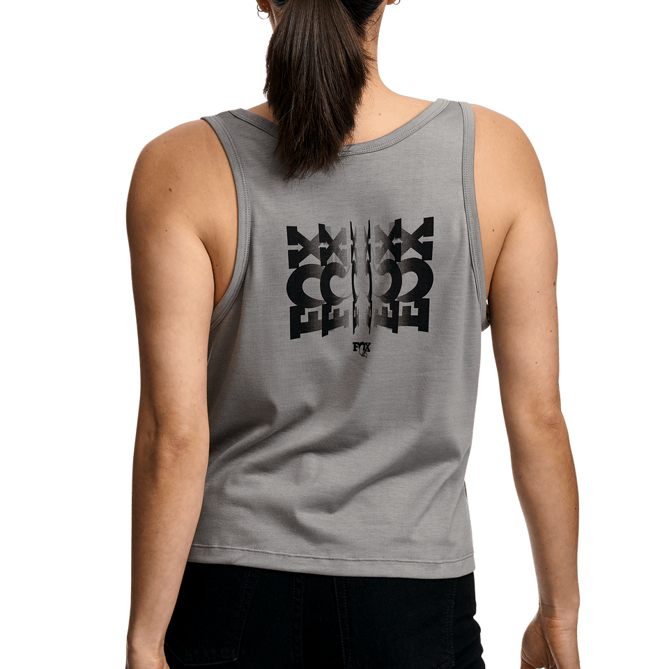 https://serenity-foxfactory.asset.akeneo.cloud/fox_asset_family/media/SSG_Apparel_triumph_tank_grey_womens_rotation_2_pdp_3x.png